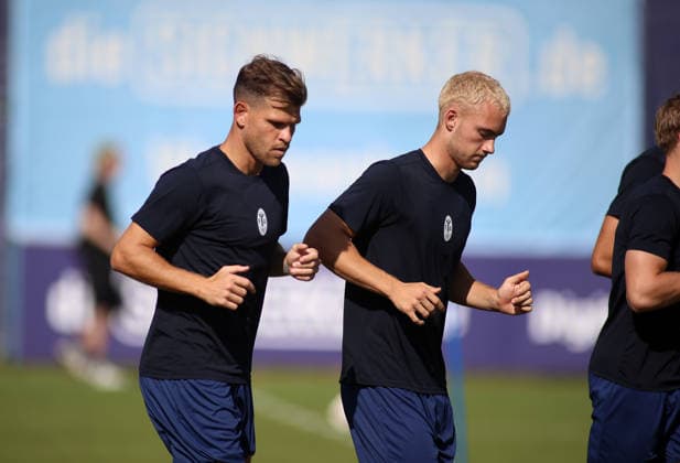 Fussball, Herren, Regionalliga Bayern, Saison 2026 2027, TSV 1860 München, Training Grünwalder Strasse 114, Trainingsgelände Florian Niederlechner (TSV 1860 München) (li.) mit Lasse Fassmann (TSV 1860 München) (re.) zusammen beim Laufen