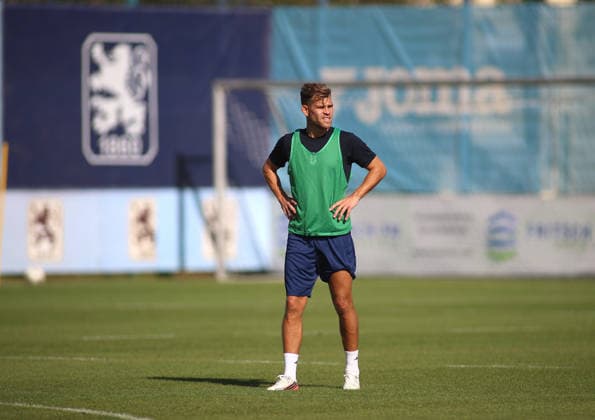 Fussball, Herren, Regionalliga Bayern, Saison 2026 2027, TSV 1860 München, Training Grünwalder Strasse 114, Trainingsgelände Florian Niederlechner (TSV 1860 München) stehend mit Leibchen auf dem Trainingsplatz mit dem Logo des Vereins im Hintergrund