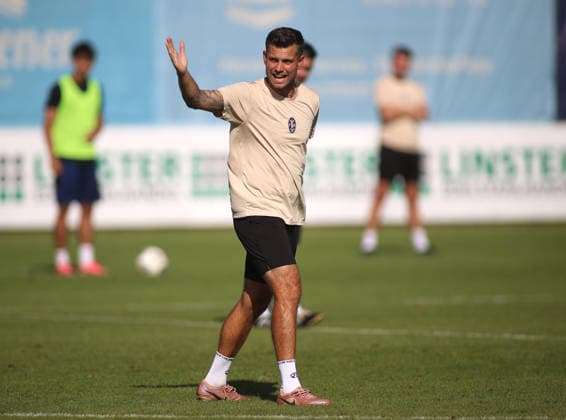 Fussball, Herren, Regionalliga Bayern, Saison 2026 2027, TSV 1860 München, Training Grünwalder Strasse 114, Trainingsgelände Alexander Benede, Co-Trainer (TSV 1860 München) gibt Anweisungen an die Mannschaft, hebt den rechten Arm