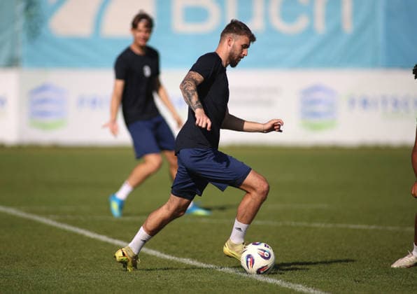 Fussball, Herren, Regionalliga Bayern, Saison 2026 2027, TSV 1860 München, Training Grünwalder Strasse 114, Trainingsgelände Eric Uhlmann (TSV 1860 München) mit Ball im Angriff, Laufen