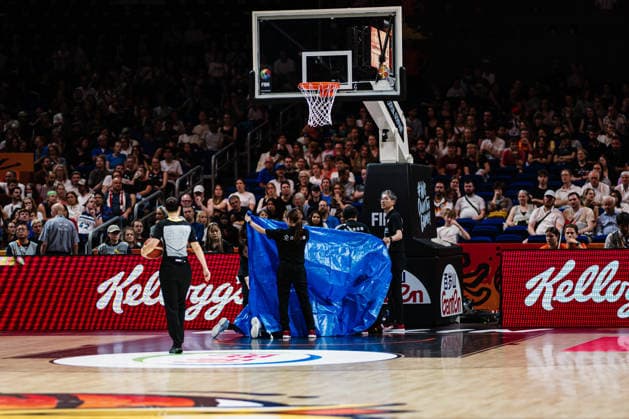 FIBA Women™s Basketball World Cup 2026: Ungarn vs. Japan, 08.09.2026 Saki Hayashi (Japan, 27) verletzt sich. Wird mit blauer Plane abgedeckt; Basketball, FIBA Women™s Basketball World Cup 2026, Final Phase, Qualifikation fürs Viertelfinale: Ungarn vs. Japan am 08.09.2026 in der Uber Arena, Berlin Copyright: xBEAUTIFULxSPORTS Tonhäuserx
