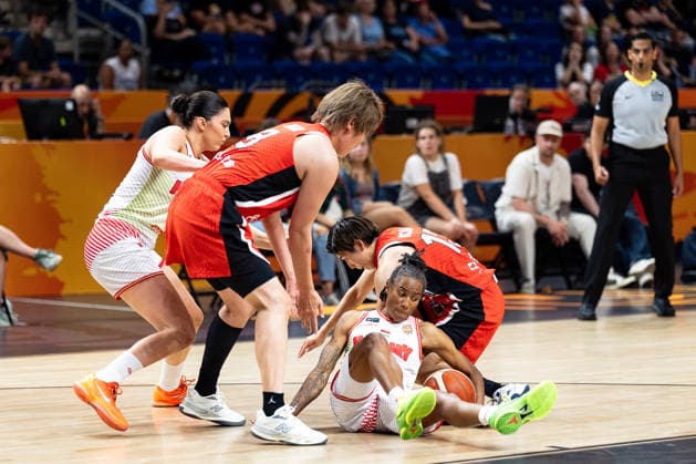Yvonne Turner (Ungarn, 22) und Ramu Tokashiki (Japan, 10) im Zweikampf, Kampf um den Ball,, GER, Ungarn vs. Japan, Basketball, FIBA Women s World Cup 2026, Qualifikation fuers Viertelfinale, 08.09.2026 GER, Ungarn vs. Japan, Basketball, FIBA Women s World Cup 2026, Qualifikation fuers Viertelfinale, 08.09.2026 Berlin Copyright: xEibner-Pressefoto MaxxVincenx EP_MVN