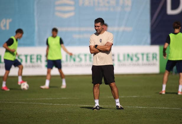 Fussball, Herren, Regionalliga Bayern, Saison 2026 2027, TSV 1860 München, Training Grünwalder Strasse 114, Trainingsgelände Alper Kayabunar, Trainer (TSV 1860 München) beobachtet das Training