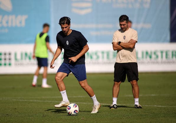 Fussball, Herren, Regionalliga Bayern, Saison 2026 2027, TSV 1860 München, Training Grünwalder Strasse 114, Trainingsgelände Tunay Deniz (TSV 1860 München)mit Ball, rechts beobachtet Alper Kayabunar, Trainer (TSV 1860 München) ihn