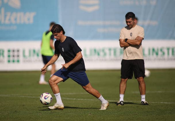 Fussball, Herren, Regionalliga Bayern, Saison 2026 2027, TSV 1860 München, Training Grünwalder Strasse 114, Trainingsgelände Tunay Deniz (TSV 1860 München)mit Ball, rechts beobachtet Alper Kayabunar, Trainer (TSV 1860 München) ihn
