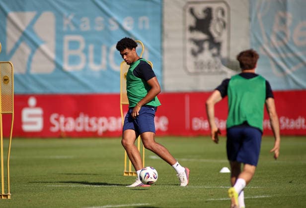 Fussball, Herren, Regionalliga Bayern, Saison 2026 2027, TSV 1860 München, Training Grünwalder Strasse 114, Trainingsgelände Arian Ortivero Calderon (TSV 1860 München) mit Ball