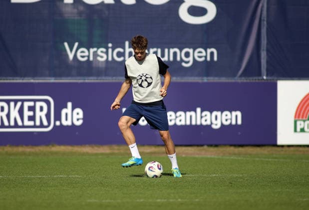 Fussball, Herren, Regionalliga Bayern, Saison 2026 2027, TSV 1860 München, Training Grünwalder Strasse 114, Trainingsgelände Emre Erdogan (TSV 1860 München) spielt einen Ball