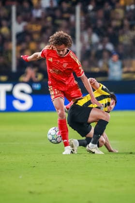 SOCCER - UEFA CL, AEK vs LASK ATHENS,GREECE,08.SEP.26 - SOCCER - UEFA Champions League, AEK Athens vs Linzer ASK. Image shows Robert Ljubicic (LASK) and Milan Vitalis (AEK).  GEPAxpictures xManuelxBinder