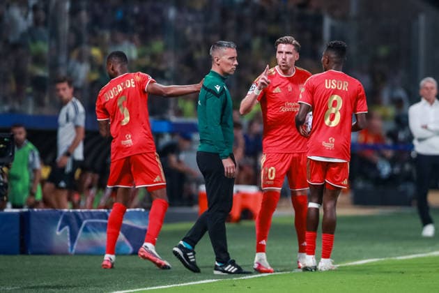 SOCCER - UEFA CL, AEK vs LASK ATHENS,GREECE,08.SEP.26 - SOCCER - UEFA Champions League, AEK Athens vs Linzer ASK. Image shows Melayro Bogarde (LASK), Kasper Jorgensen (LASK) and Moses Usor (LASK).  GEPAxpictures xManuelxBinder