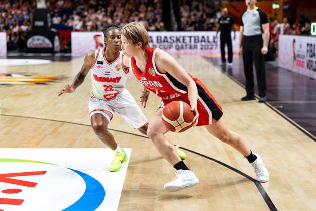Nanako Todo (Japan, 75) im Dribbling, Yvonne Turner (Ungarn, 22), GER, Ungarn vs. Japan, Basketball, FIBA Women s World Cup 2026, Qualifikation fuers Viertelfinale, 08.09.2026 GER, Ungarn vs. Japan, Basketball, FIBA Women s World Cup 2026, Qualifikation fuers Viertelfinale, 08.09.2026 Berlin Copyright: xEibner-Pressefoto MaxxVincenx EP_MVN