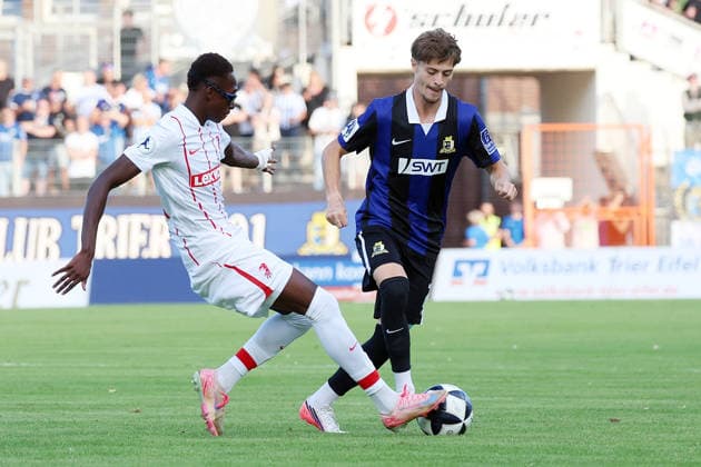 08.09.2026, xrekx, Fussball Regionalliga Suedwest, Eintracht Trier - SC Freiburg II v.l. Bismark Adomah (SC Freiburg II) Fabio Lohei (SV Eintracht Trier 05) Zweikampf, Aktion, action, battle for the ball Trier