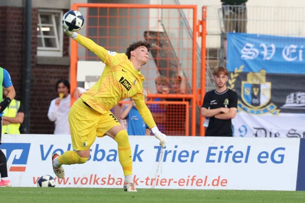 08.09.2026, xrekx, Fussball Regionalliga Suedwest, Eintracht Trier - SC Freiburg II v.l. Matthias Fettes (SV Eintracht Trier 05) Trier