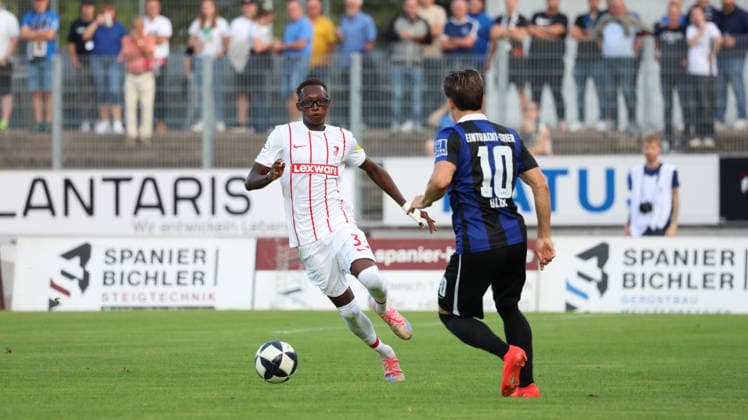 08.09.2026, xrekx, Fussball Regionalliga Suedwest, Eintracht Trier - SC Freiburg II v.l. Bismark Adomah (SC Freiburg II) Shawn Blum (SV Eintracht Trier 05) Trier