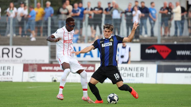 08.09.2026, xrekx, Fussball Regionalliga Suedwest, Eintracht Trier - SC Freiburg II v.l. Bismark Adomah (SC Freiburg II) Shawn Blum (SV Eintracht Trier 05) Zweikampf, Aktion, action, battle for the ball Trier