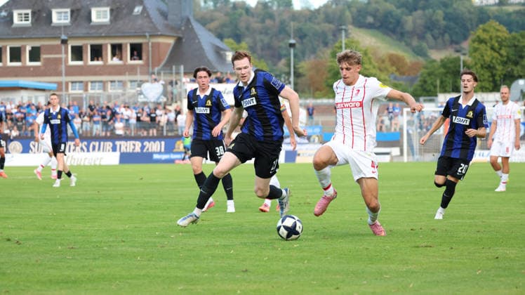 08.09.2026, xrekx, Fussball Regionalliga Suedwest, Eintracht Trier - SC Freiburg II v.l. Tim Sausen (SV Eintracht Trier 05) Marius Klein (SC Freiburg II) Zweikampf, Aktion, action, battle for the ball Trier