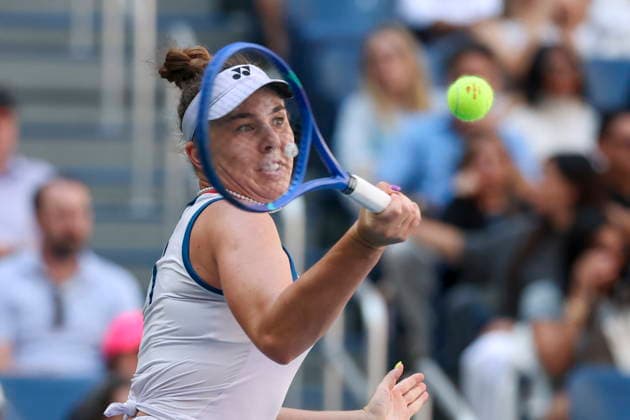 US Open tennis tournament - Day 10 Linda Noskova of Czechia in action against Aryna Sabalenka of Belarus during the Women Singles Quarterfinals match of the US Open Tennis Championships in Flushing Meadows, New York, USA, 08 September 2026. FLUSHING MEADOWS NEW YORK United States  Copyright: xSARAHxYENESELx