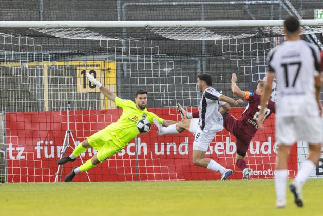 VfR Aalen vs. SSV Ulm 1846 Fußball, Fussball, Regionalliga Südwest, 6. Spieltag, Bediani-Arena Aalen 08.09.26 Radomir Novakovic (SSV Ulm 1846 Fußball, 01) muss nach dieser Aktion verletzt vom Feld. v.l. Radomir Novakovic (SSV Ulm 1846 Fußball, 01), Michael Kleinschrodt (VfR Aalen, 9), Alexander Kopf (SSV Ulm 1846 Fußball, 20) VfR Aalen vs. SSV Ulm 1846 Fußball, Fussball, Regionalliga Südwest, 6. Spieltag, Bediani-Arena Aalen 08.09.26 Foto: Lucca Fundel Aalen Bediani-Arena Baden-Württemberg Deutschland