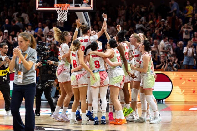 ungarische Mannschaft jubelt Jubel nach Sieg Spielende, Eszter Ratkai (Ungarn, 08), Agnes Studer (Ungarn, 09), Agnes Torok (Ungarn, 13), Yvonne Turner (Ungarn, 22), GER, Ungarn vs. Japan, Basketball, FIBA Women s World Cup 2026, Qualifikation fuers Viertelfinale, 08.09.2026 GER, Ungarn vs. Japan, Basketball, FIBA Women s World Cup 2026, Qualifikation fuers Viertelfinale, 08.09.2026 Berlin Copyright: xEibner-Pressefoto MaxxVincenx EP_MVN