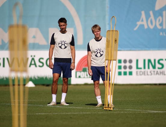 Fussball, Herren, Regionalliga Bayern, Saison 2026 2027, TSV 1860 München, Training Grünwalder Strasse 114, Trainingsgelände Damjan Dordan (TSV 1860 München) (li.) mit Fabio Wagner (TSV 1860 München) (re.) stehend auf dem Trainingsplatz zwischen Dummys
