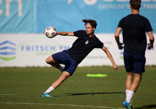 Fussball, Herren, Regionalliga Bayern, Saison 2026 2027, TSV 1860 München, Training Grünwalder Strasse 114, Trainingsgelände Raphael Ott (TSV 1860 München) mit Blick auf den Ball bei einem Torschuss, Ballannahme
