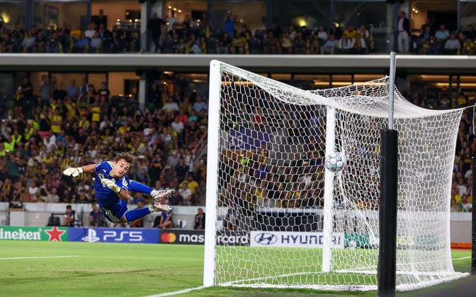 AEK Athens v LASK UEFA Champions League Lukas Jungwirth of LASK concedes a goal from a free kick during the UEFA Champions League match at AEK Arena, Athens 08 09 2026 UK Newspapers OUT Copyright: xYannisxHalasx FIL-23912-0057