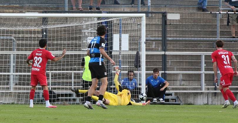 08.09.2026 xmgoodx Frankfurt am Main, PSD Bank Arena Regionalliga Südwest Saison 2026 2027 FSV Frankfurt - KSV Hessen Kassel Tor zum 1:0 durch Amar Suljic (14, FSV Frankfurt), Torwart Nicolas Gröteke (12, Hessen Kassel) geschlagen