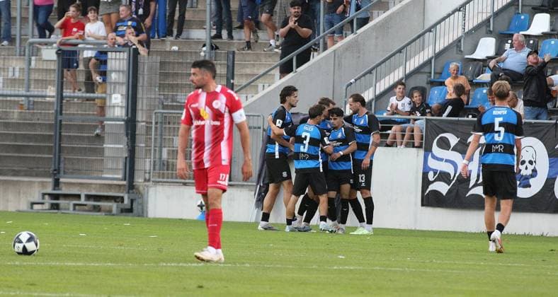 08.09.2026 xmgoodx Frankfurt am Main, PSD Bank Arena Regionalliga Südwest Saison 2026 2027 FSV Frankfurt - KSV Hessen Kassel Torjubel nach dem Tor zum 1:0 durch Amar Suljic (14, FSV Frankfurt), Adrian Bravo Sanchez (17, Hessen Kassel) enttäuscht