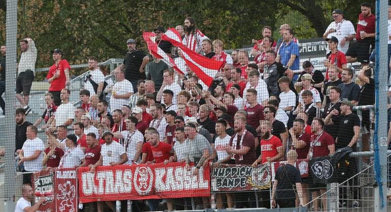 08.09.2026 xmgoodx Frankfurt am Main, PSD Bank Arena Regionalliga Südwest Saison 2026 2027 FSV Frankfurt - KSV Hessen Kassel nach dem Tor zum 1:0 durch Amar Suljic (14, FSV Frankfurt), Entsetzen bei den Kasseler Ultras