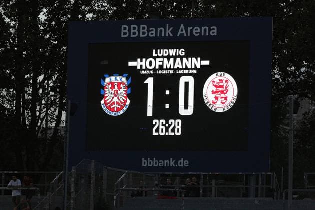 08.09.2026 xmgoodx Frankfurt am Main, PSD Bank Arena Regionalliga Südwest Saison 2026 2027 FSV Frankfurt - KSV Hessen Kassel Tor zum 1:0 durch Amar Suljic (14, FSV Frankfurt), zeigt die Anzeigetafel