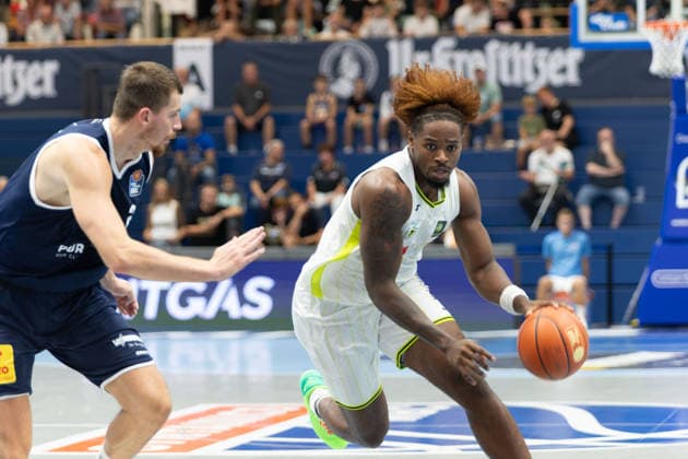 Kresimir Nikic (MBC. 9), Taje Kelly (Bayreuth, 2), Syntainics MBC vs. Medikamente per Klick Bayreuth, Testspiel, Saisonvorbereitung, Basketball, Bundesliga, 2. Bundesliga, Männer, Saison 2026 27, 08.09.2026. Weißenfels Stadthalle Sachsen-Anhalt Deutschland
