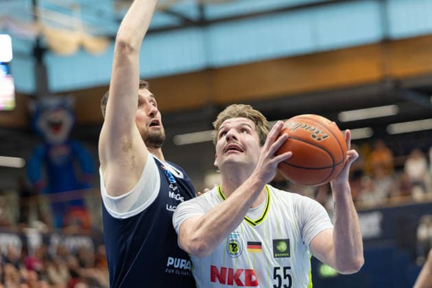 Kresimir Nikic (MBC. 9), Simon Hildebrandt (Bayreuth, 55), Syntainics MBC vs. Medikamente per Klick Bayreuth, Testspiel, Saisonvorbereitung, Basketball, Bundesliga, 2. Bundesliga, Männer, Saison 2026 27, 08.09.2026. Weißenfels Stadthalle Sachsen-Anhalt Deutschland