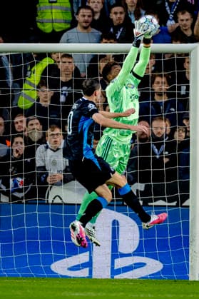 BRUGGE - Club Brugge midfielder Hugo Vetlesen, Aston Villa FC goalkeeper Zion Suzuki during the UEFA Champions League match between Club Brugge and Aston Villa at Jan Breydelstadion on 8 september 2026 in Brugge, Belgie. (Photo by DeFodi Images) -