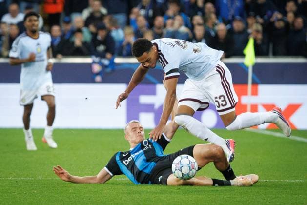 Club s Hugo Siquet and Aston Villa s George Hemmings fight for the ball during a soccer game between Belgian soccer team Club Brugge KV and English Aston Villa FC, on Tuesday 8 September 2026 in Brugge, on the first game of the UEFA Champions League league phase. KURTxDESPLENTER  x185683564x