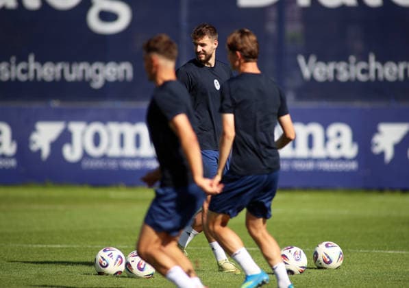 Fussball, Herren, Regionalliga Bayern, Saison 2026 2027, TSV 1860 München, Training Grünwalder Strasse 114, Trainingsgelände Eric Uhlmann (TSV 1860 München) mit Blick nach hinten