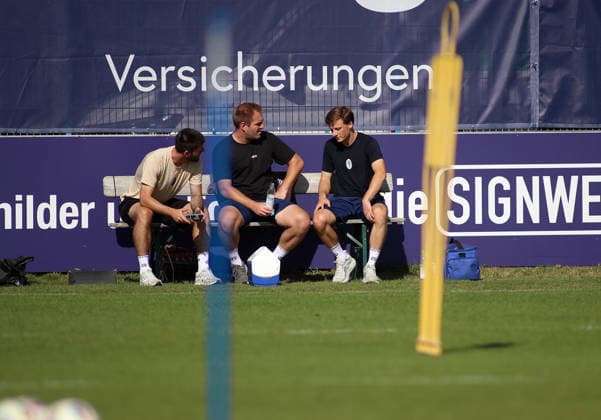 Fussball, Herren, Regionalliga Bayern, Saison 2026 2027, TSV 1860 München, Training Grünwalder Strasse 114, Trainingsgelände Moritz Seiffert (TSV 1860 München) derzeit verletzt auf einer Bank am Trainingsplatz sitzend (re.)