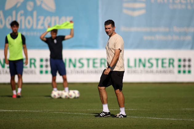 Fussball, Herren, Regionalliga Bayern, Saison 2026 2027, TSV 1860 München, Training Grünwalder Strasse 114, Trainingsgelände Alper Kayabunar, Trainer (TSV 1860 München) mit Blick nach links