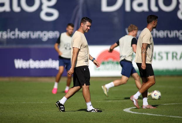 Fussball, Herren, Regionalliga Bayern, Saison 2026 2027, TSV 1860 München, Training Grünwalder Strasse 114, Trainingsgelände Alper Kayabunar, Trainer (TSV 1860 München) geht über den Trainingsplatz