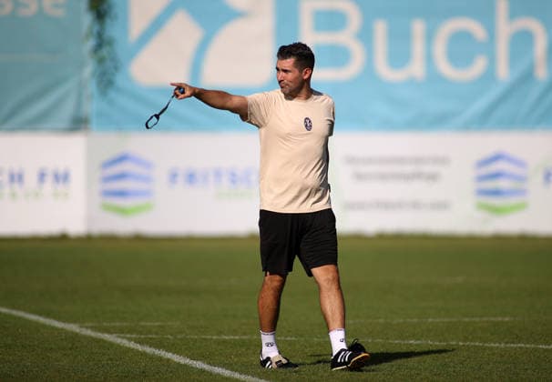 Fussball, Herren, Regionalliga Bayern, Saison 2026 2027, TSV 1860 München, Training Grünwalder Strasse 114, Trainingsgelände Alper Kayabunar, Trainer (TSV 1860 München) hebt den rechten Arm, zeigen,deuten, Richtung, Zeigefinger