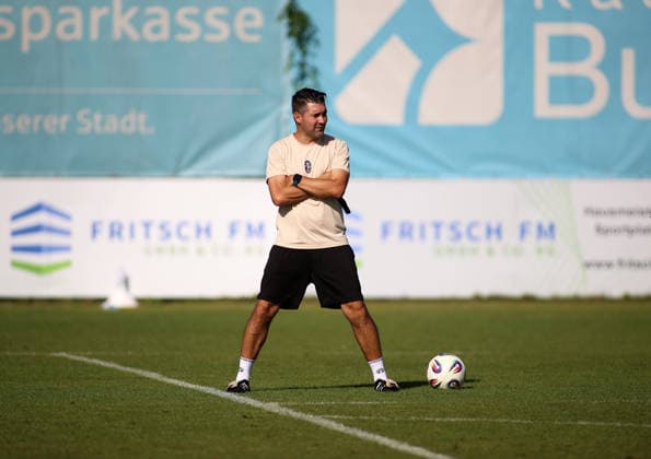 Fussball, Herren, Regionalliga Bayern, Saison 2026 2027, TSV 1860 München, Training Grünwalder Strasse 114, Trainingsgelände Alper Kayabunar, Trainer (TSV 1860 München) beobachtet das Training