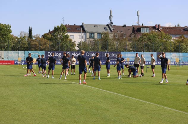 Fussball, Herren, Regionalliga Bayern, Saison 2026 2027, TSV 1860 München, Training Grünwalder Strasse 114, Trainingsgelände Hier die Spieler des TSV 1860 München auf dem Trainingsplatz stehend