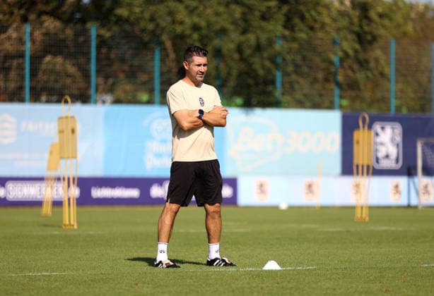 Fussball, Herren, Regionalliga Bayern, Saison 2026 2027, TSV 1860 München, Training Grünwalder Strasse 114, Trainingsgelände Alper Kayabunar, Trainer (TSV 1860 München) beobachtet das Training stehend mit verschränkten Armen