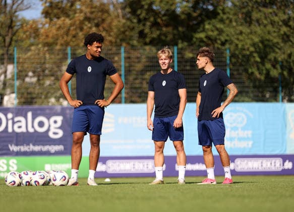 Fussball, Herren, Regionalliga Bayern, Saison 2026 2027, TSV 1860 München, Training Grünwalder Strasse 114, Trainingsgelände Arian Ortivero Calderon (TSV 1860 München) mit Fabio Wagner (TSV 1860 München) und Mark Gevorgyan (TSV 1860 München) (v.l.n.r) auf dem Trainingsplatz stehend