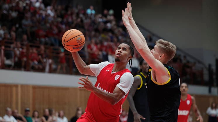 Im Bild: v.li. Sam Griffin (Wuerzburg Baskets, 4) mit dem Korbleger gegen Johannes Patrick (Kreisbau Kirchheim Knights, 6) 08.09.2026, Fitness First Wuerzburg Baskets vs. Kreisbau Kirchheim Knights, Testspiel, Deutschland, 97072, tectake-Arena Wuerzburg, Copyright: HMBxMedia xJulienxBecker