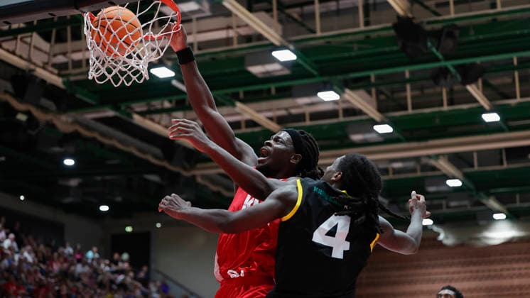 Im Bild: v.li. Charles Thompson (Wuerzburg Baskets, 32) mit dem Dunking gegen Tyrel Morgan (Kreisbau Kirchheim Knights, 11) 08.09.2026, Fitness First Wuerzburg Baskets vs. Kreisbau Kirchheim Knights, Testspiel, Deutschland, 97072, tectake-Arena Wuerzburg, Copyright: HMBxMedia xJulienxBecker