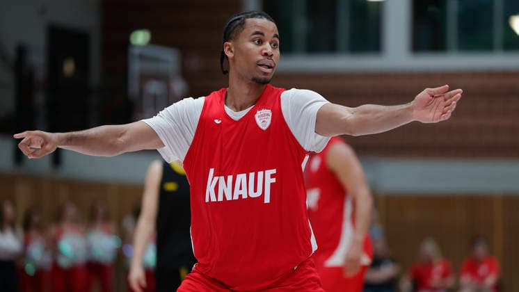 Im Bild: Sam Griffin (Wuerzburg Baskets, 4) mit Anweisungen 08.09.2026, Fitness First Wuerzburg Baskets vs. Kreisbau Kirchheim Knights, Testspiel, Deutschland, 97072, tectake-Arena Wuerzburg, Copyright: HMBxMedia xJulienxBecker