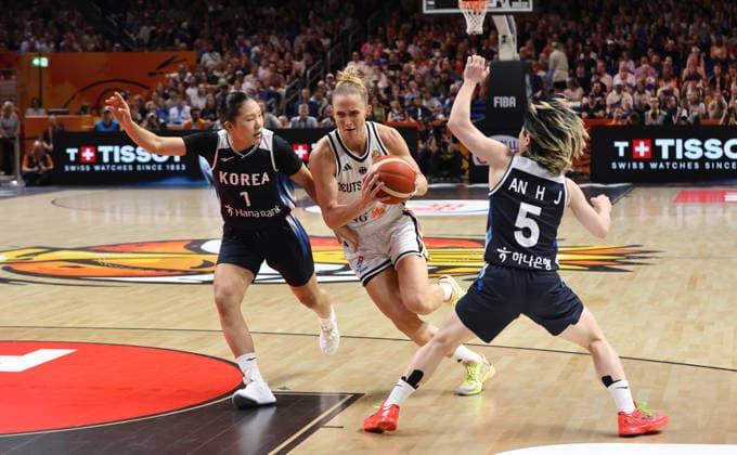 Jihyun Park, Leonie Fiebich am Ball, Heji An Zweikampf Spielszene Aktio Basketball FIBA World Cup Weltmeisterschaft Frauen WM Saison 2026 2027 08.09.2026 DBB Deutschland GER vs Südkorea KOR