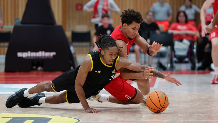 Im Bild: v.li. CJ Hines (Kreisbau Kirchheim Knights, 2) gegen Brandon Tischler (Wuerzburg Baskets, 8) 08.09.2026, Fitness First Wuerzburg Baskets vs. Kreisbau Kirchheim Knights, Testspiel, Deutschland, 97072, tectake-Arena Wuerzburg, Copyright: HMBxMedia xJulienxBecker
