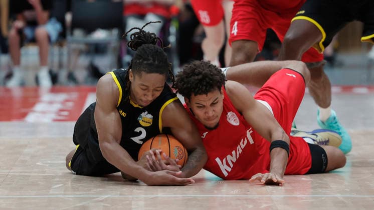 Im Bild: v.li. CJ Hines (Kreisbau Kirchheim Knights, 2) gegen Brandon Tischler (Wuerzburg Baskets, 8) 08.09.2026, Fitness First Wuerzburg Baskets vs. Kreisbau Kirchheim Knights, Testspiel, Deutschland, 97072, tectake-Arena Wuerzburg, Copyright: HMBxMedia xJulienxBecker