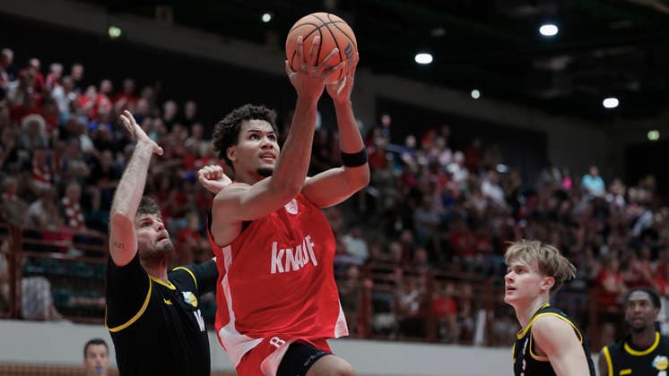 Im Bild: v.li. Julius Wolf (Kreisbau Kirchheim Knights, 28) gegen Brandon Tischler (Wuerzburg Baskets, 8) am Ball 08.09.2026, Fitness First Wuerzburg Baskets vs. Kreisbau Kirchheim Knights, Testspiel, Deutschland, 97072, tectake-Arena Wuerzburg, Copyright: HMBxMedia xJulienxBecker