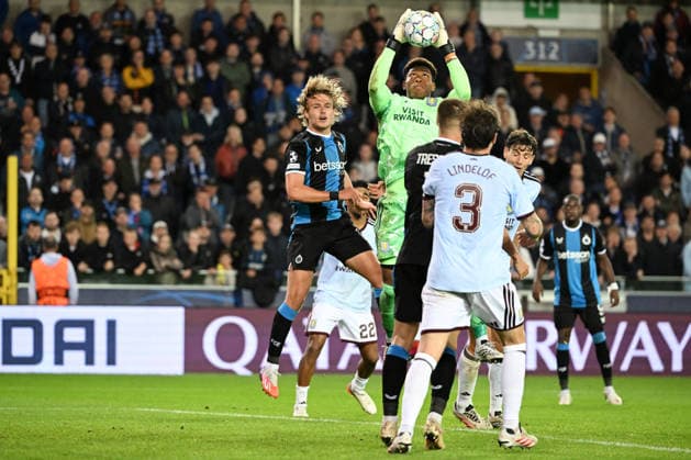 260908 Club Brugge vs Aston Villa Romeo Vermant (17) of Club Brugge battles for the ball with goalkeeper Zion Suzuki (1) of Aston Villa during the Uefa Champions League matchday 1 game in the League phase in season 2026 - 2027 between Club Brugge KV and Aston Villa on September 8 , 2026 in Brugge, Belgium. (Photo by Maarten Straetemans Isosport) Brugge Belgium  Copyright: xMaartenxStraetemansx MS1_6247